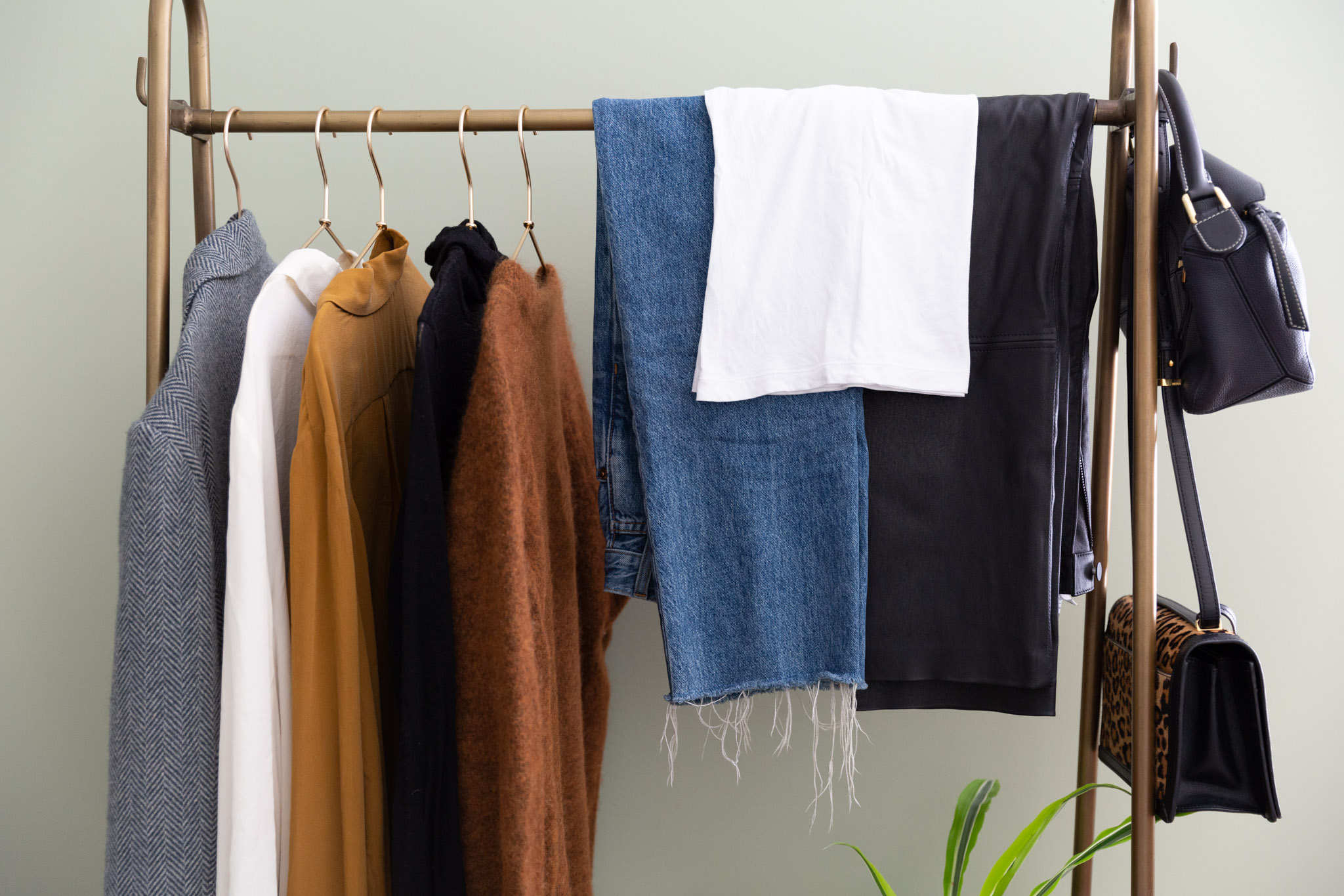 How To Make a 10×10 Capsule Wardrobe – The Anna Edit